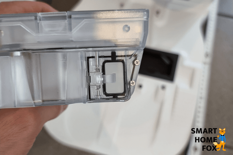 Das Absaugloch des mobilen Staubbehälters des Roborock S7 wird in die Kamera gehalten